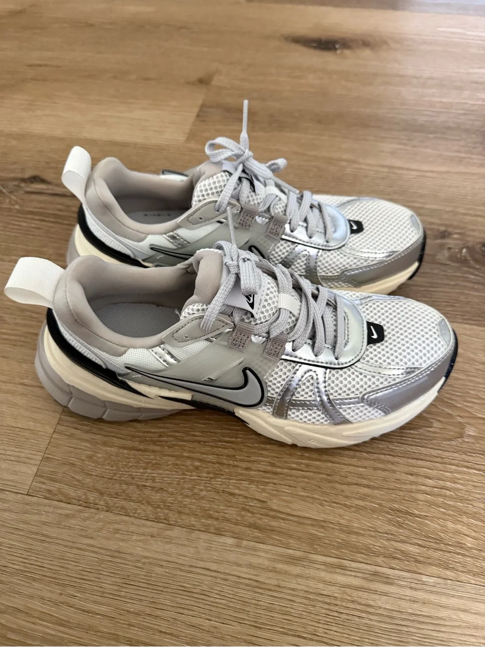 Like New - NIKE Women's V2K Running Sneakers SIZE 7